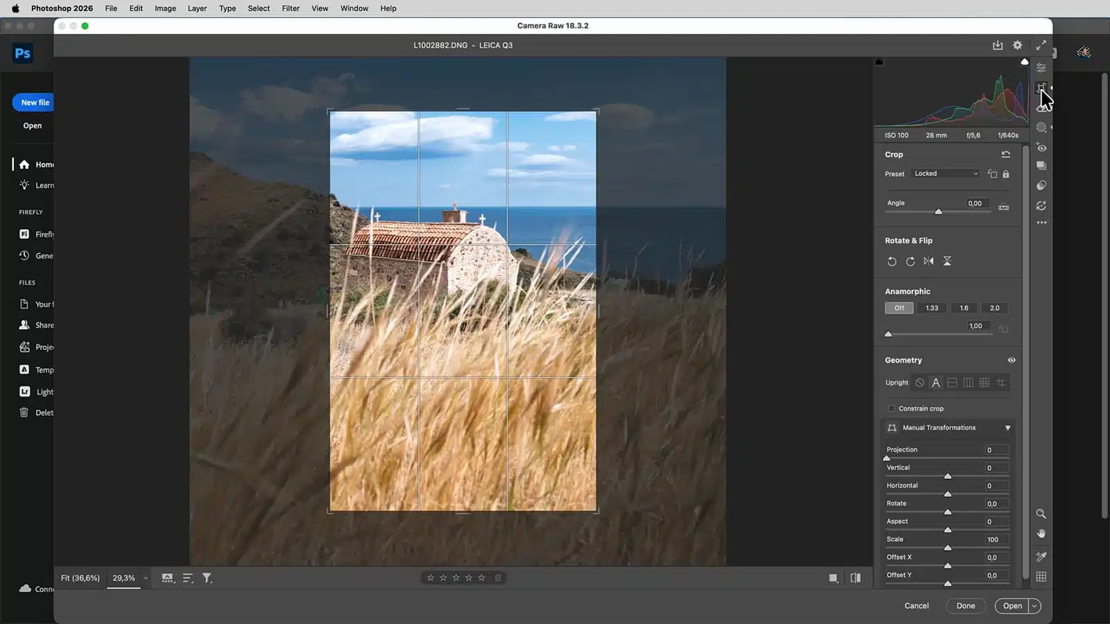 Bewerkte en bijgesneden raw-foto van een kapelletje achter wuivend gras in Camera Raw