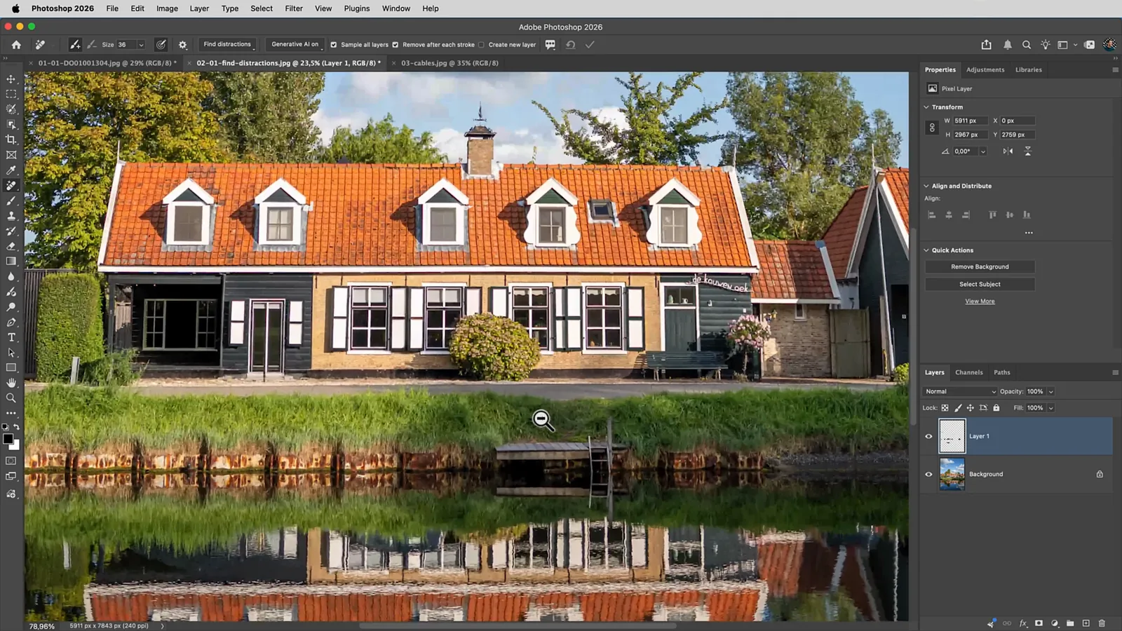 De huizen aan het water na Find distractions: de auto’s en andere afleidingen zijn weg