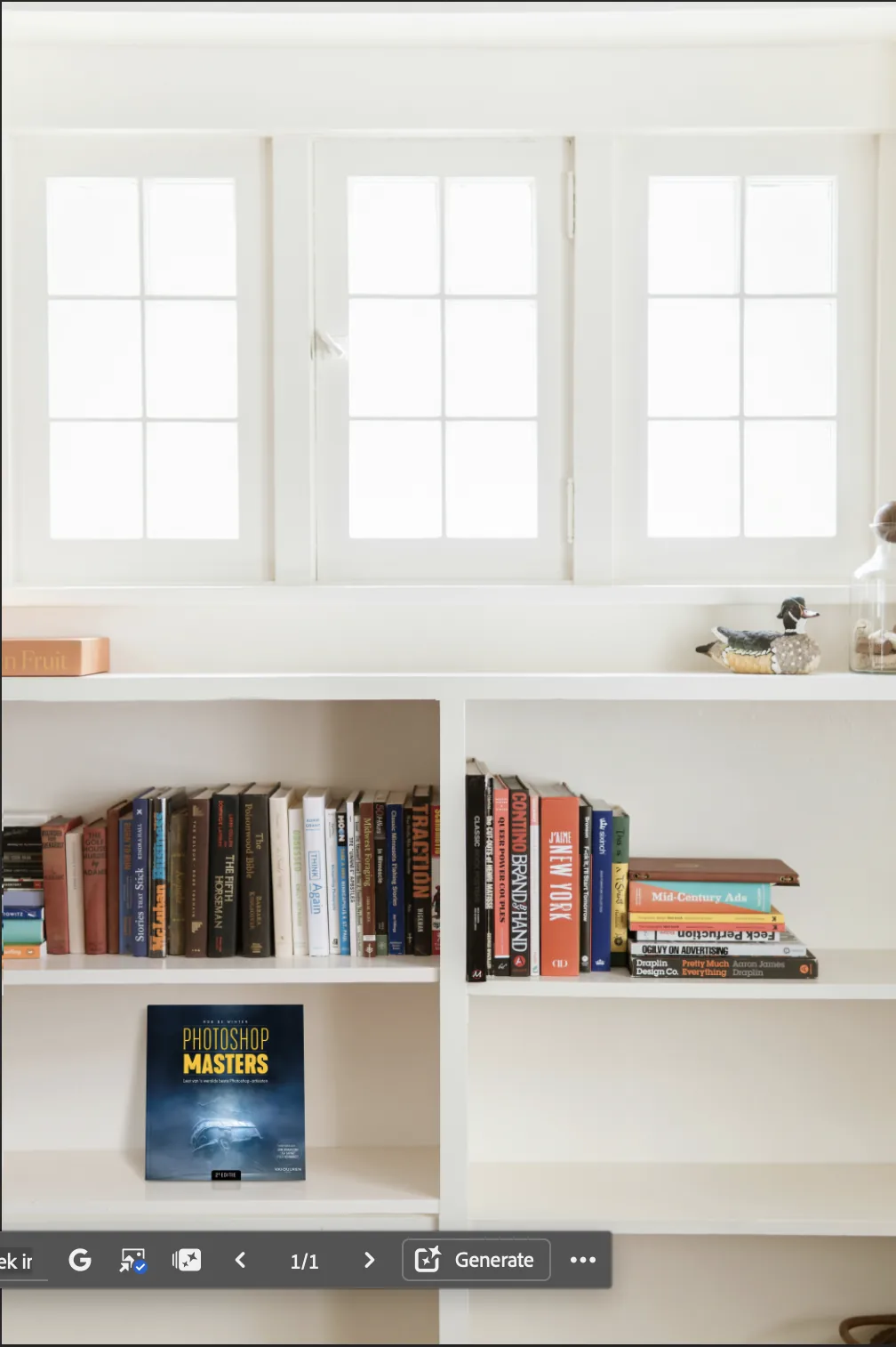 Mockup gemaakt met AI in Photoshop: het boek Photoshop Masters staat rechtop op een plank van de boekenkast