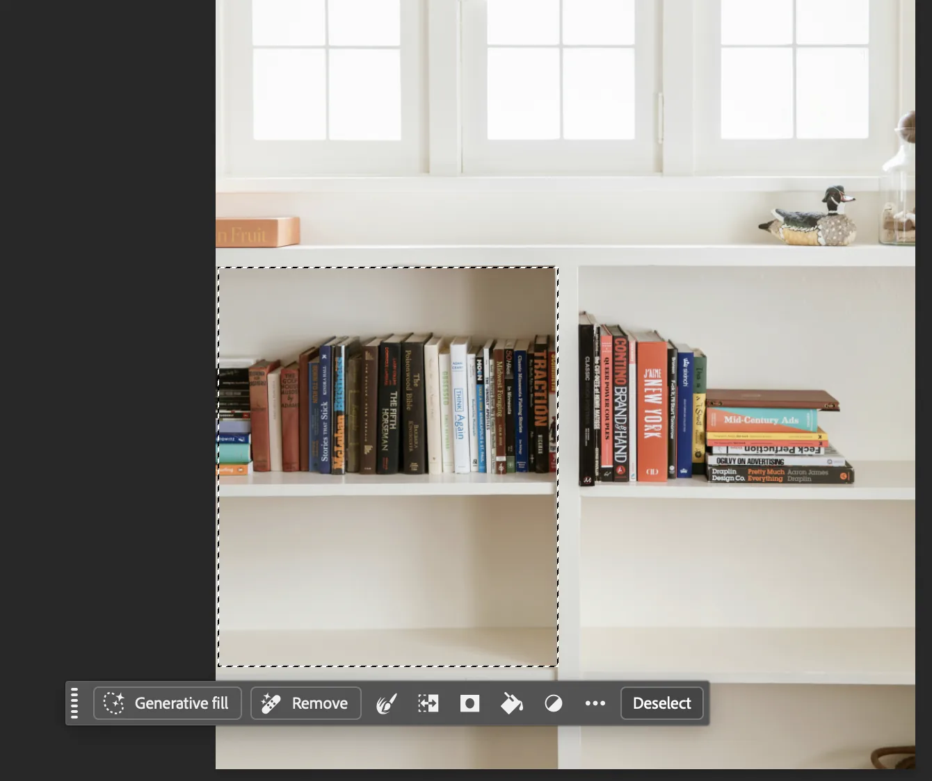 Rechthoekige selectie op een lege plank van de boekenkast met de knop Generative Fill in de contextuele taakbalk