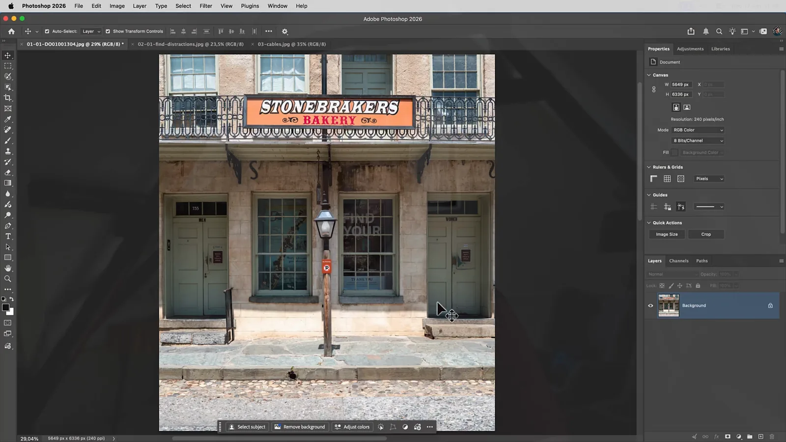 Foto van een gevel met bordjes op de deuren en reclame achter de ramen, geopend in Photoshop